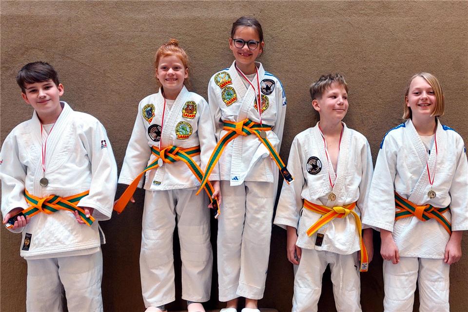 Vertraten bei der Kreis-Einzelmeisterschaft der U13 erfolgreich den gastgebenden JC Velen-Reken: (von links) Damien Kallaus, Mellisa Bolger, Luisa Roßkamp, Mira Wübbeling und Jarne Huvers.