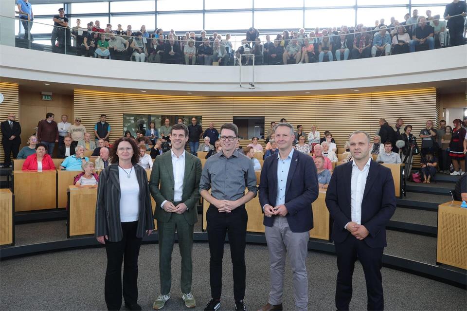 Vertreter aller fünf Fraktionen nahmen an der Podiumsdiskussion teil.Bodo Schackow/dpa