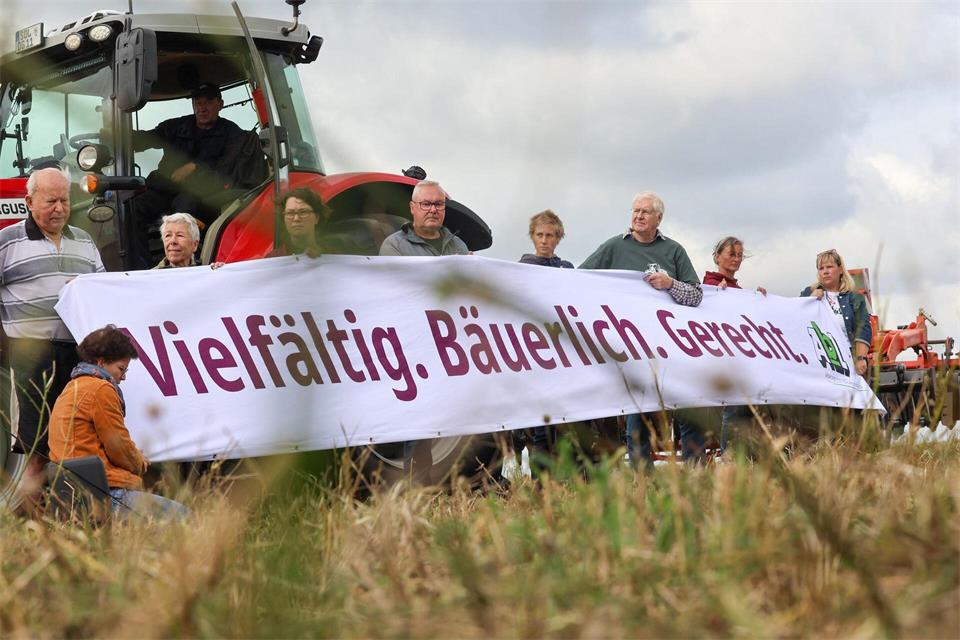 Vertreter aus Landwirtschaft, Wohlfahrt, Kirche und Vereinen formulieren Forderungen an die künftige Landesregierung.Peter Gercke/dpa