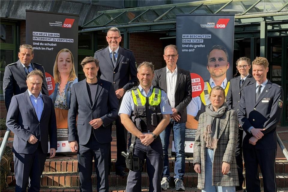 Vertreter aus Politik, Polizei und Gewerkschaften trafen sich in Borken, um die Initiative „Vergiss nie, hier arbeitet ein Mensch“ vorzustellen.