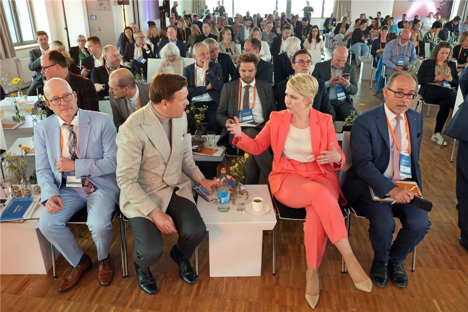 Vertreter aus Politik, Wirtschaft und Tourismusbranche trafen sich in neuen Sportschule Yachthafen Warnemünde. Bernd Wüstneck/dpa