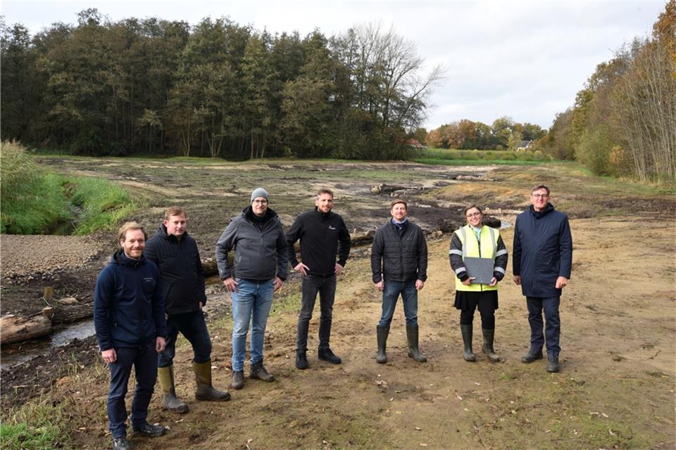Vertreter der Behörden und beauftragten Firmen trafen sich zur Endabnahme am Wichersbach.