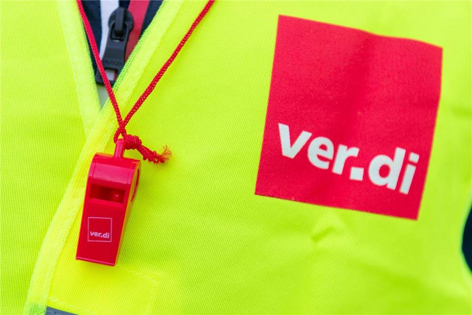 Vertreter der Gewerkschaft Verdi haben gemeinsam mit anderen Beschäftigten im öffentlichen Dienst mit einer Mahnwache in Schwerin ihre Forderungen im laufenden Tarifkonflikt bekräftigt. (Symbolbild)    Christophe Gateau/dpa