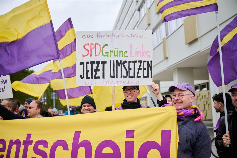 Vertreter der Initiative „Deutsche Wohnen & Co enteignen“ haben vor der Fortsetzung der Sondierungsgespräche auf ihr Anliegen aufmerksam gemacht. Annette Riedl/dpa