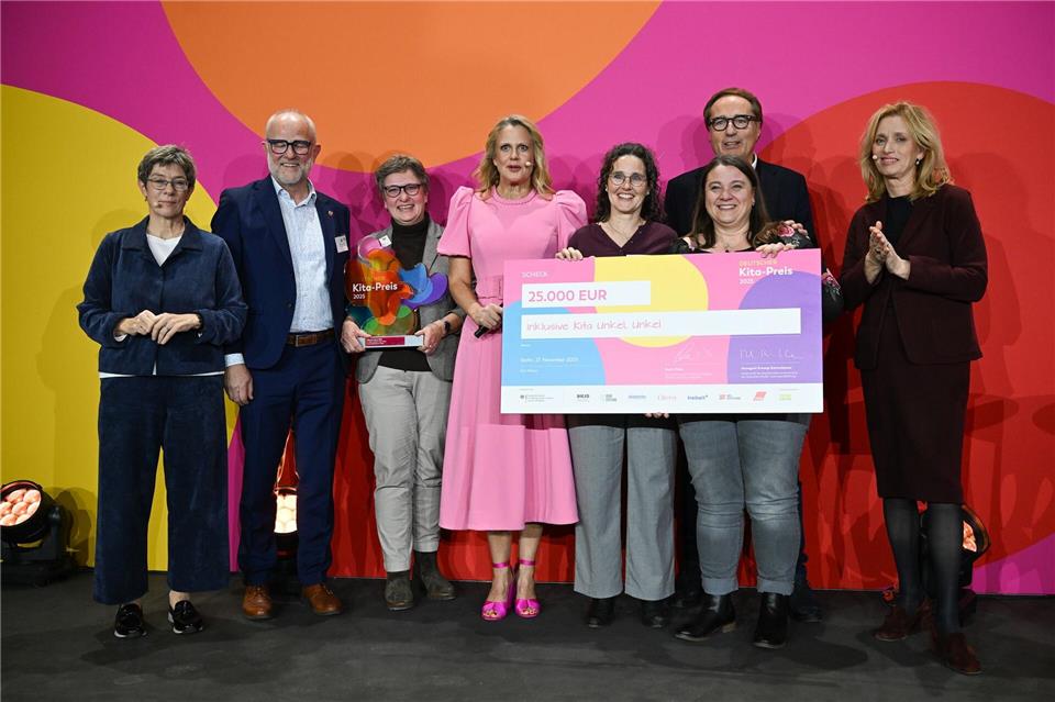 Vertreter der Kita aus Unkel nehmen die Auszeichnung von Moderatorin Barbara Schöneberger (M) Bundesfamilienministerin Karin Prien (CDU) entgegen.Soeren Stache/dpa