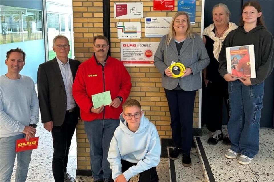 Vertreter der Kooperationspartner freuten sich mit Schülern und Lehrern des Gymnasiums Remigianum über die Zertifizierung der Schule.