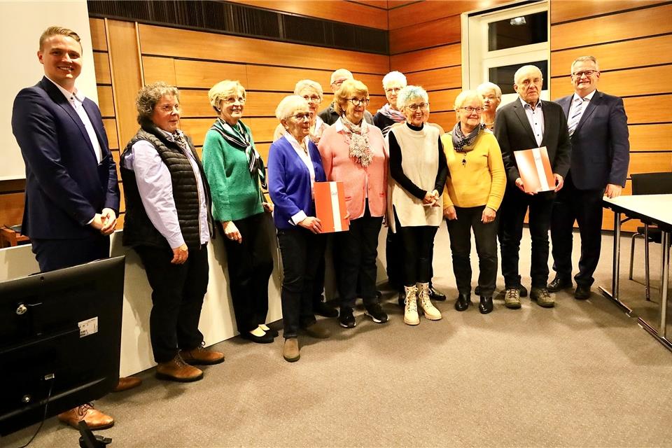 Vertreter der Seniorengemeinschaft Erle und Raesfeld freuen sich über die Auszeichnung mit dem Ehrenamtspreis der Gemeinde Raesfeld.