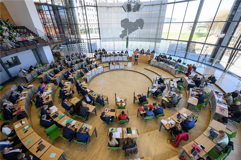 Vertreter von CDU und SPD warben für den Entwurf des Landeshaushalts.Robert Michael/dpa