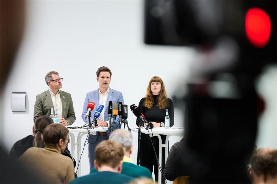 Vertreter von Grünen, SPD und Linken in Berlin haben eine Einigung zum konsequenten Umgang mit Antisemitismus vorgestellt. (Archivbild)Annette Riedl/dpa