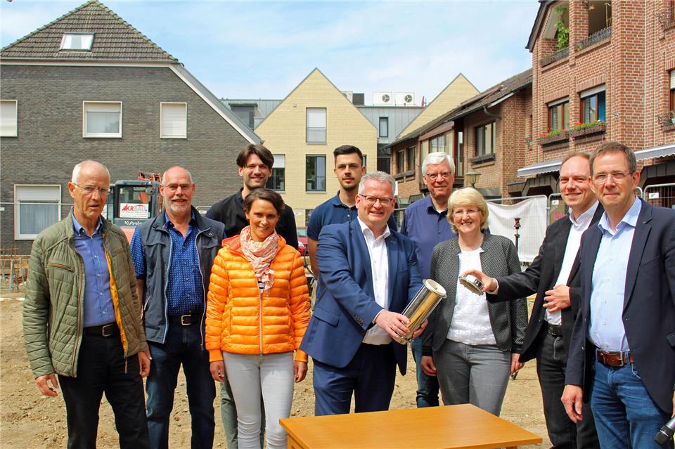 Vertreter von Kirche, Kommune und die Architekten haben sich zur Grundsteinlegung getroffen. Davor wurde eine Zeitkapsel gefüllt.