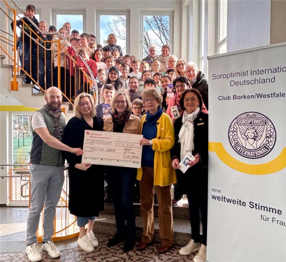 Vertreterinnen der Soroptimisten Borken übergeben ihre Weihnachtsmarktspende an den Verein Mentor – Lesepaten und Lesehelfer Borken. Gemeinsam mit der Johanna-Walling-Schule setzen sie ein Zeichen für Leseförderung und ehrenamtliches Engagement.