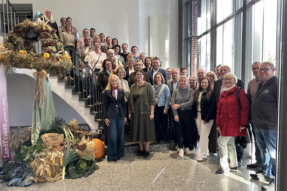 Vertreterinnen des Kreislandfrauenverbandes Borken und des Ortslandfrauenverbandes Grütlohn gemeinsam mit Vertretern der Stadtverwaltung Borken, politischen Vertretern der Stadt Borken, Vertretern des Landwirtschaftlichen Kreisverbandes Borken sowie interessierten Bürgern bei der Übergabe der Erntekrone im Borkener Rathaus.