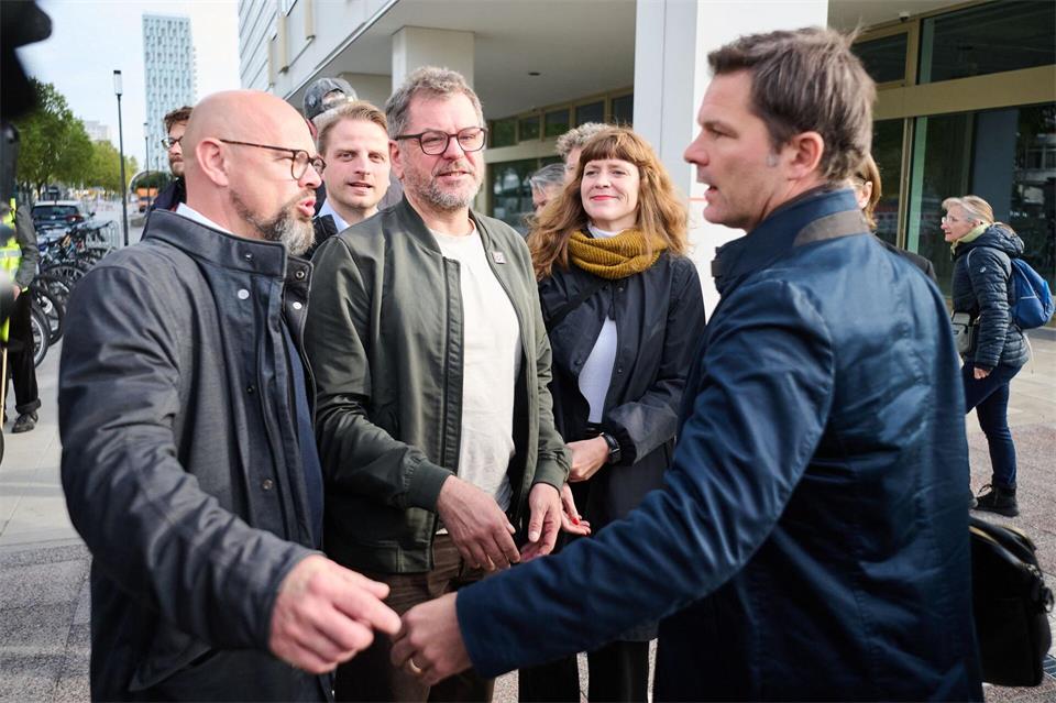 Vertreterinnen und Vertreter der Berliner Parteispitzen von Linken, Grünen und SPD haben sich erneut im Haus der Statistik in Berlin getroffen. Sebastian Christoph Gollnow/dpa