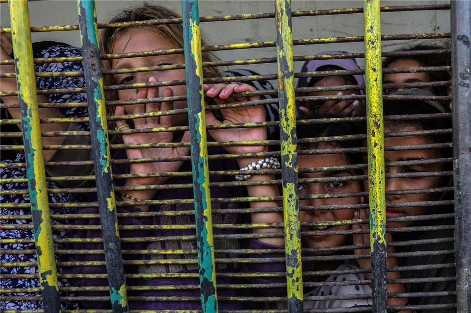 Vertriebene Palästinenser drängen sich in Gaza Stadt vor einer von Wohltätigkeitsorganisationen betriebenen Bäckerei, um Brotrationen zu erhalten. Abed Rahim Khatib/dpa