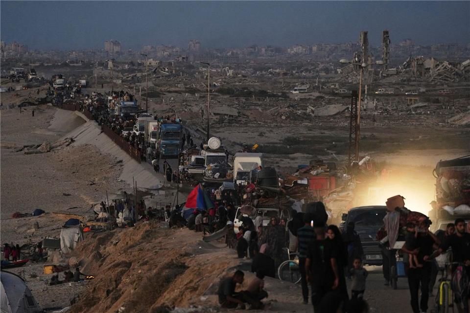 Vertriebene Palästinenser fliehen aus dem nördlichen Gazastreifen entlang der Küstenstraße in Richtung Süden.Abdel Kareem Hana/AP/dpa
