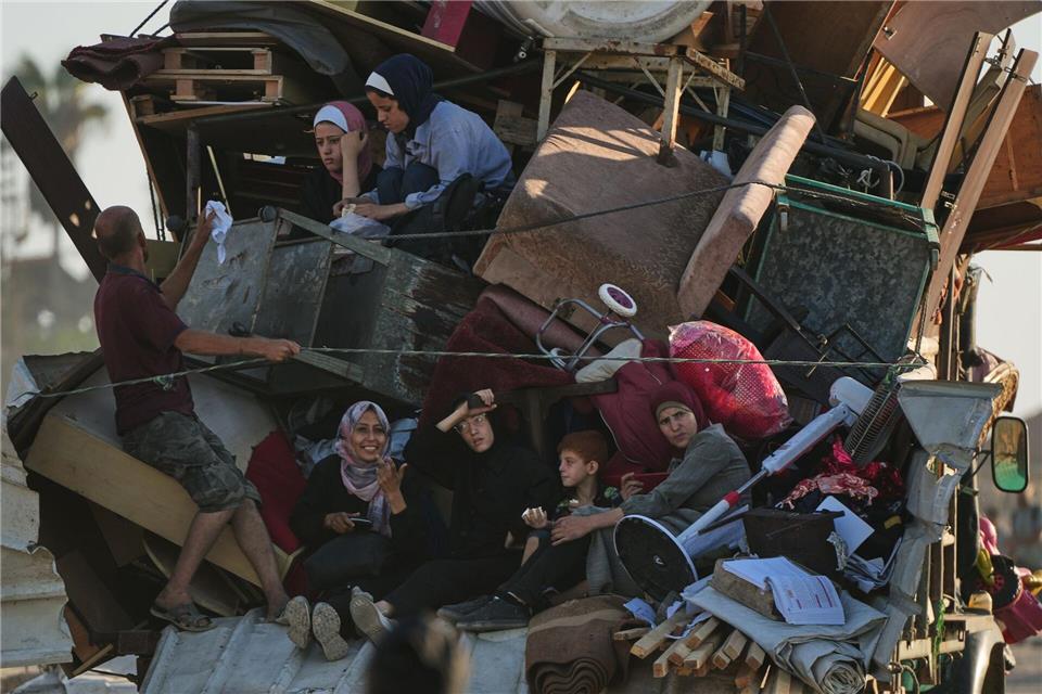 Vertriebene Palästinenser fliehen aus dem nördlichen Gazastreifen entlang der Küstenstraße in der Nähe des Wadi Gaza.Abdel Kareem Hana/AP/dpa