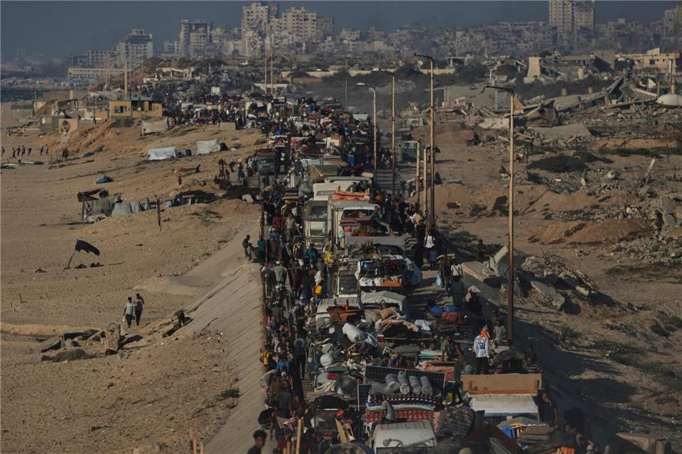 Bilder des Tages Vertriebene Palästinenser fliehen zu Fuß und in Fahrzeugen aus dem nördlichen Gazastreifen und tragen ihre Habseligkeiten entlang der Küstenstraße in Richtung des südlichen Gazastreifens.Abdel Kareem Hana/AP/dpa