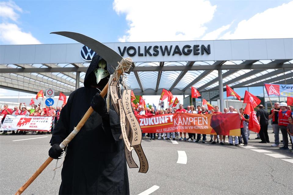 Verunsicherte Beschäftigte: Welche Zukunft hat der Automobilbau in Zwickau? (Archivbild)Jan Woitas/dpa