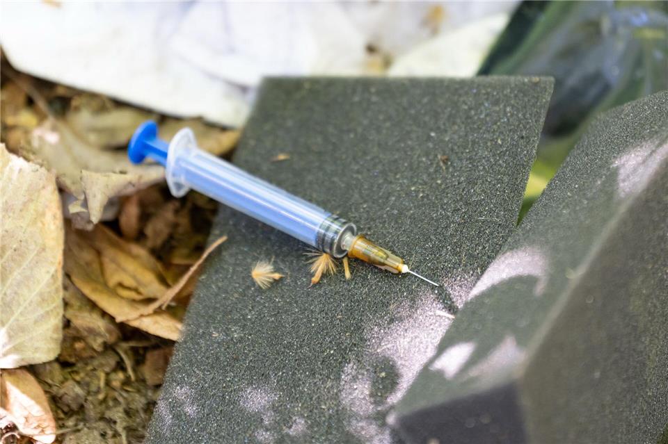 Verwahrlosung, Unrat und benutzte Spritzen: Die Zustände in einem Kreuzberger Hochhaus sind einem Bericht der „Bild“-Zeitung zufolge schlimm. (Symbolbild)Fabian Sommer/dpa