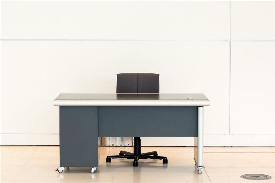 Verwaist wie dieser Schreibtisch – so ähnlich stellt sich die Lage im Wutacher Rathaus dar. (Symbolbild)Soeren Stache/dpa