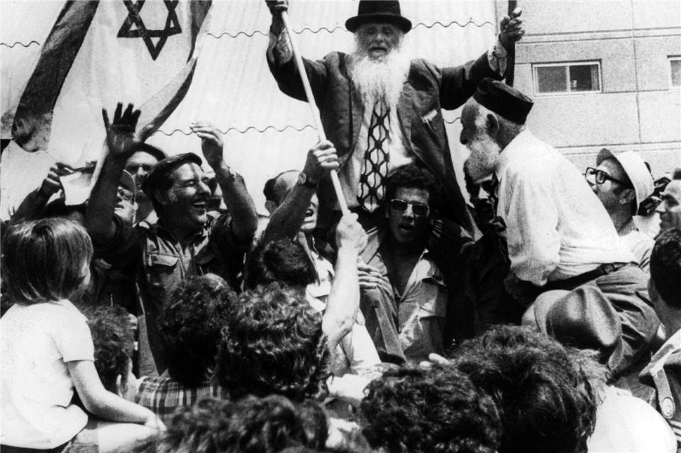 Verwandte und Freunde bejubeln im Juli 1976 auf dem Ben Gurion Flughafen in Tel Aviv die Rückkehr der Geiseln. (Archivbild)picture alliance / dpa