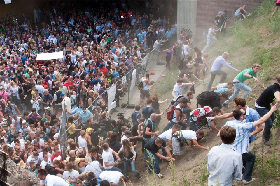 Verzweifelt versuchten die Teilnehmer des Technofestivals am 24. Juli 2010, aus dem völlig überfüllten Tunnel zu kommen. (Archivbild)Erik Wiffers/dpa