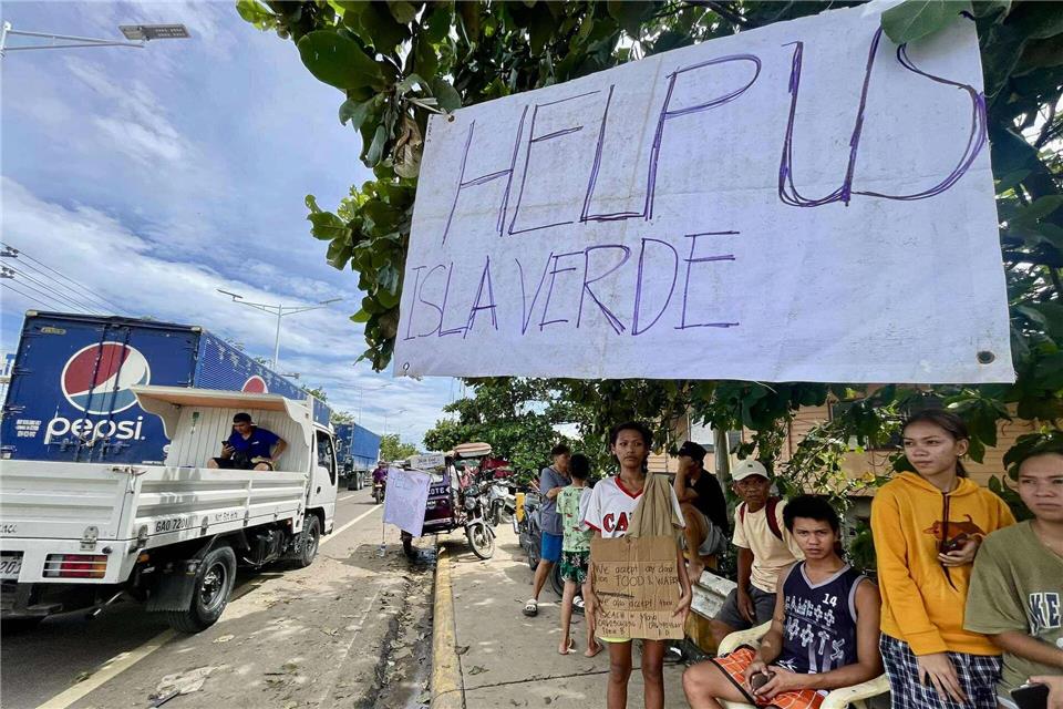Verzweifelte Bürger hoffen nach den Überschwemmungen auf Hilfe.Jacqueline Hernandez/AP/dpa