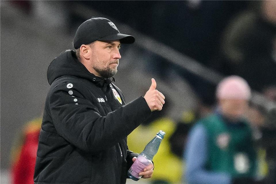 VfB-Coach Sebastian Hoeneß geht zuversichtlich in das Topspiel gegen Borussia Dortmund. Harry Langer/dpa