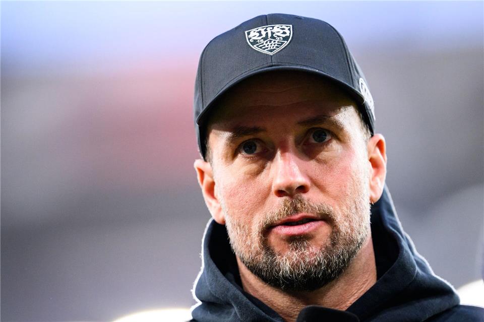 VfB-Coach Sebastian Hoeneß musste das blitzschnelle 0:1 in der ersten Spielminute mitansehen.Tom Weller/dpa