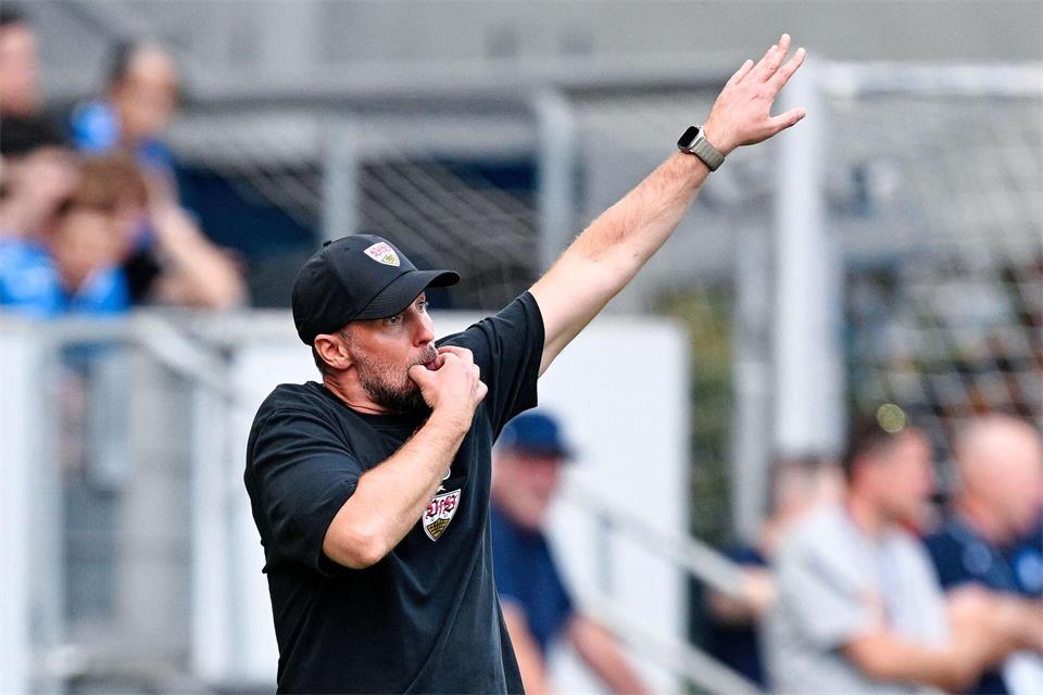 VfB-Coach Sebastian Hoeneß musste nach der Auswärtspleite beim FC Bayern mit dem VfB auch in Hoffenheim eine Niederlage hinnehmen. Uwe Anspach/dpa