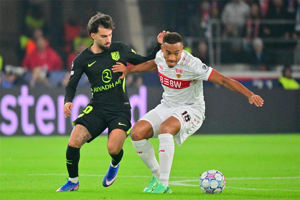 VfB-Flügelstürmer Leweling (r) erzielte gegen Atlético Madrid sein erstes Pflichtspieltor der Saison. (Archivbild)Jan-Philipp Strobel/dpa