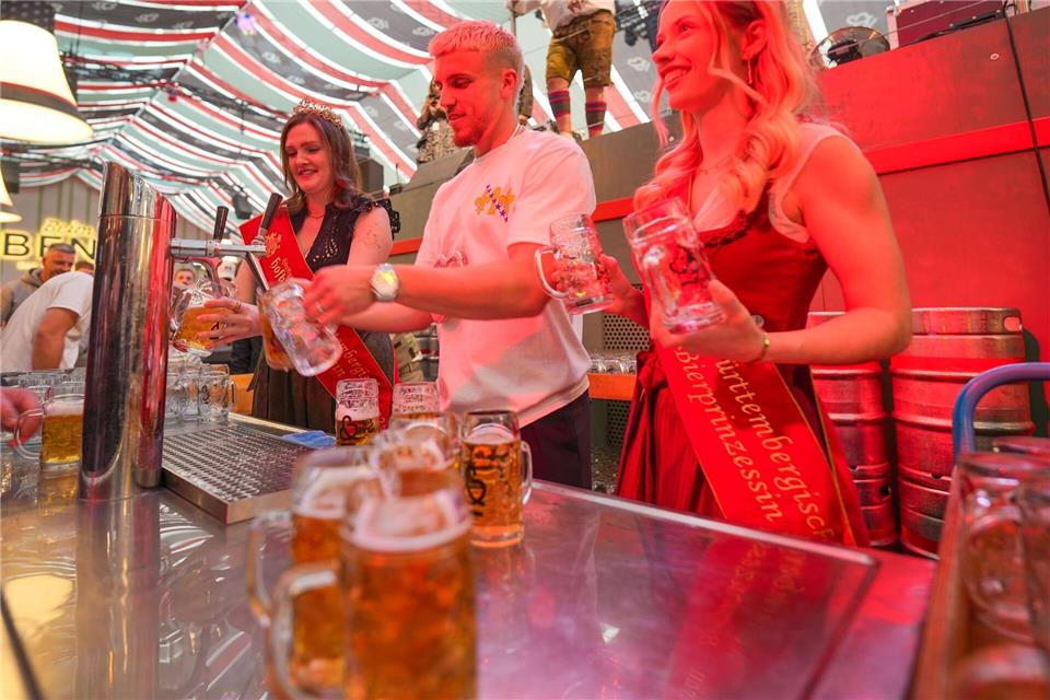 VfB-Profi Ermedin Demirovic auf dem Stuttgarter Frühlingsfest.Enrique Kaczor/onw-images/dpa