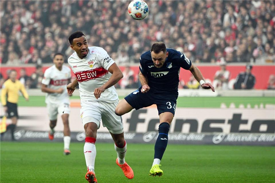 VfB-Profi Jamie Leweling scheiterte in Hälfte eins mit einem Distanzschuss.Uli Deck/dpa