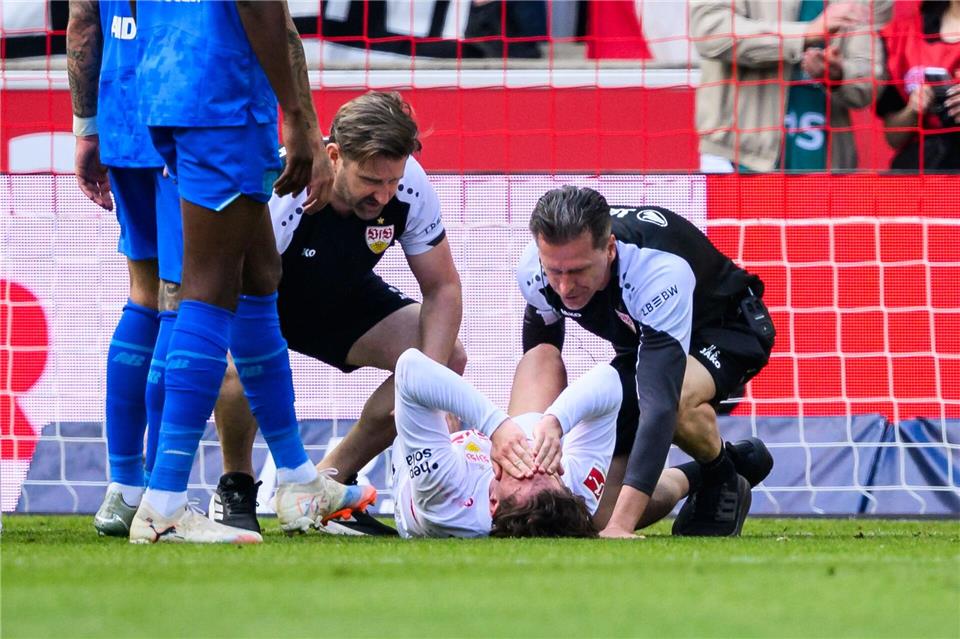VfB-Stratege Angelo Stiller musste behandelt werden.Tom Weller/dpa