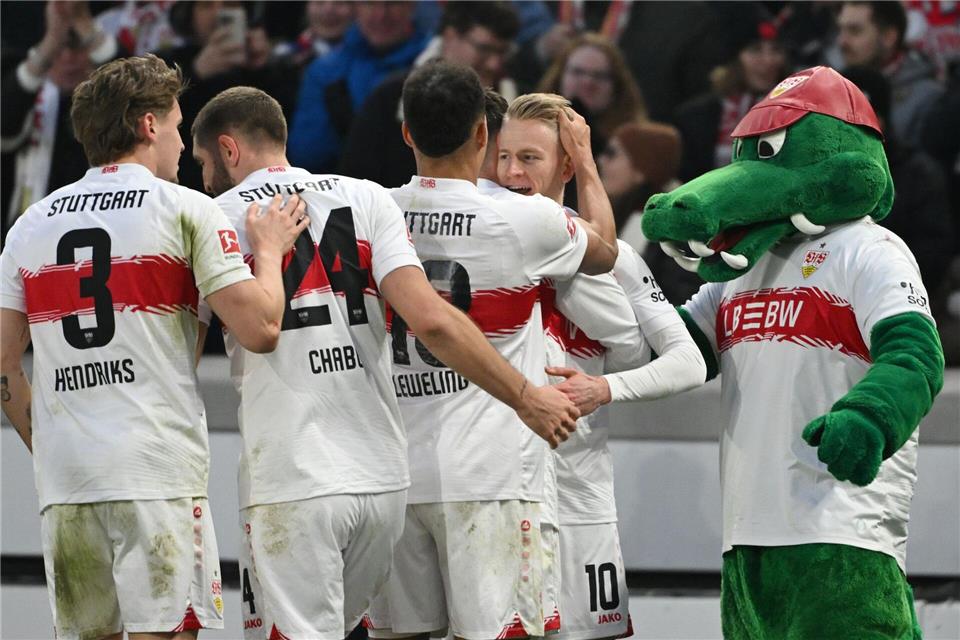 VfB-Torschütze Chris Führich (r) wird von seinen Mitspielern beglückwünscht.Marijan Murat/dpa