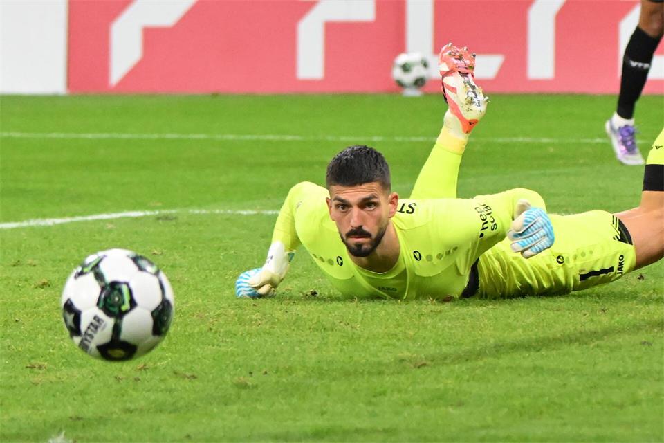 VfB-Torwart Fabian Bredlow will seine Chance in Rostock möglichst ohne Gegentor nutzen.Torsten Silz/dpa