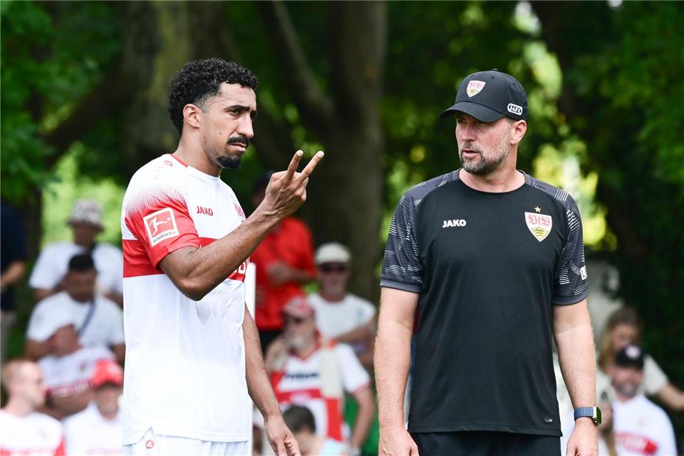 VfB-Trainer Hoeneß (r) freute sich in Hollenbach auch über ein Tor von Angreifer Tiago Tomás.Bernd Weißbrod/dpa