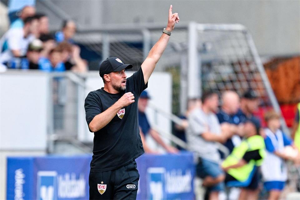 VfB-Trainer Sebastian Hoeneß hat ein Foul an Stiller im Strafraum gesehen.Uwe Anspach/dpa