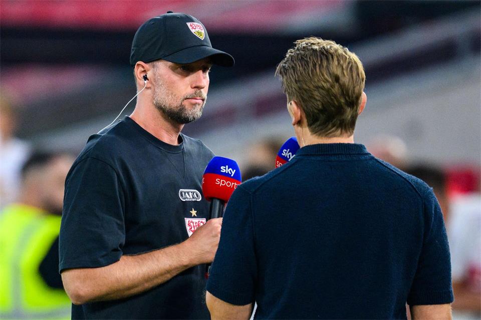VfB-Trainer Sebastian Hoeneß hat in Fabian Bredlow einen zuverlässigen Ersatztorwart.Tom Weller/dpa