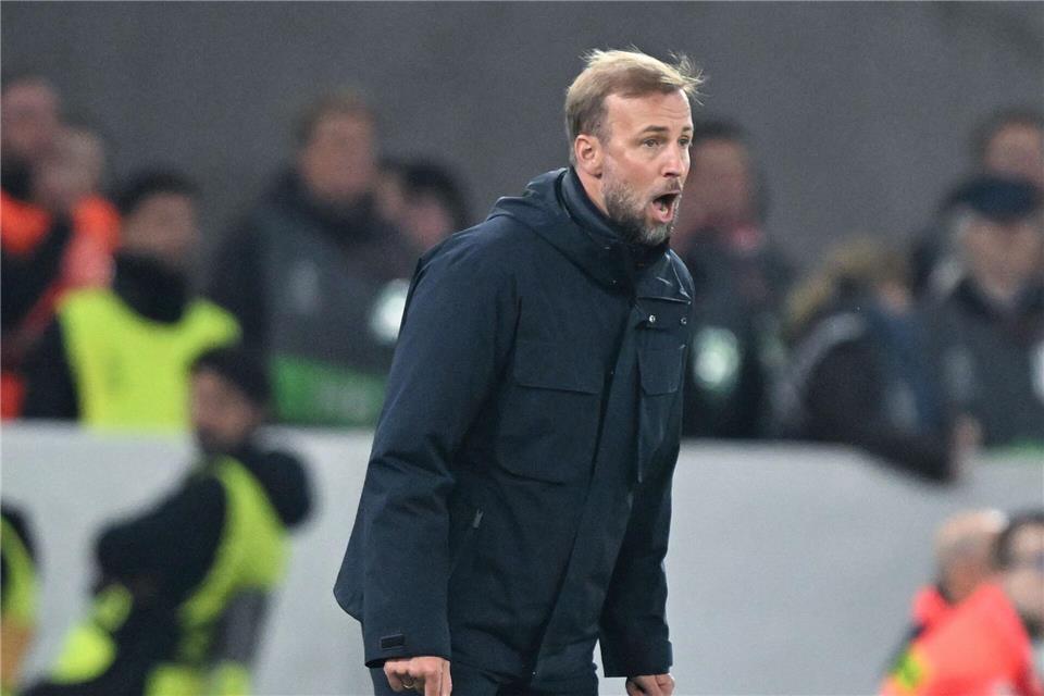 VfB-Trainer Sebastian Hoeneß trieb seine Mannschaft immer wieder an.Bernd Weißbrod/dpa