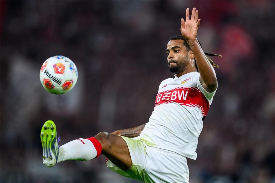 VfB-Verteidiger Lorenz Assignon sah am Samstag die Rote Karte. (Archivbild)Tom Weller/dpa