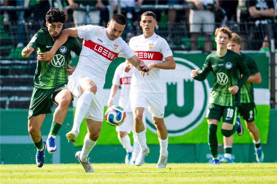 VfB-talent Ivan Knezevic (vorn) wechselt auf den Betzenberg. (Archivbild)  Julius Frick/dpa