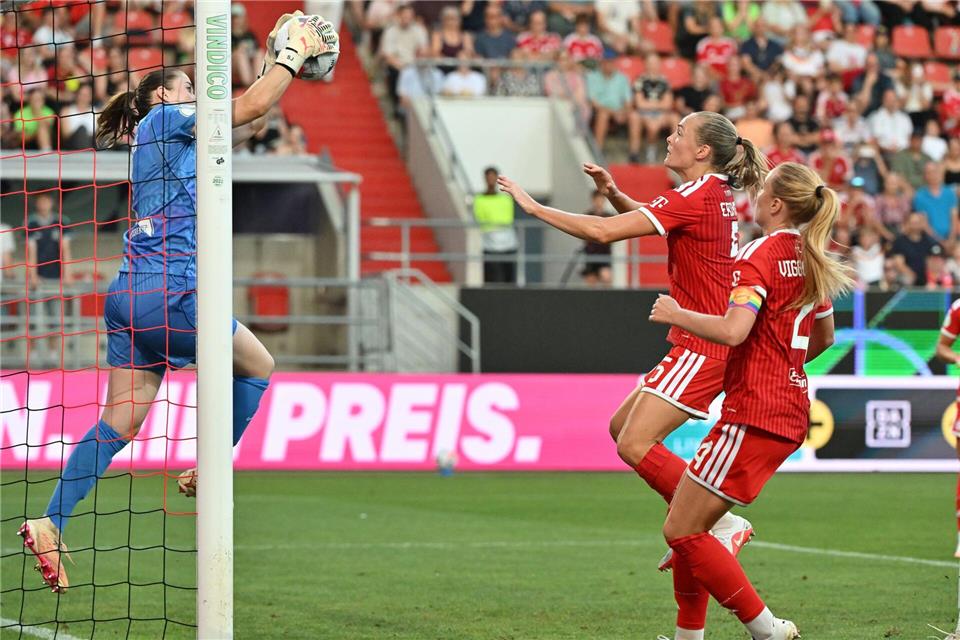 VfL-Torhüterin Stina Johannes patzt zweimal im Supercup. Peter Kneffel/dpa