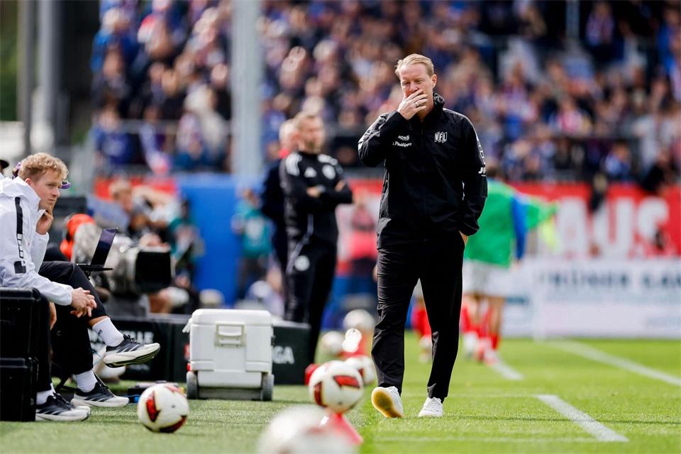 VfL-Trainer Timo Schultz reagiert am Spielfeldrand.Philipp Szyza/dpa