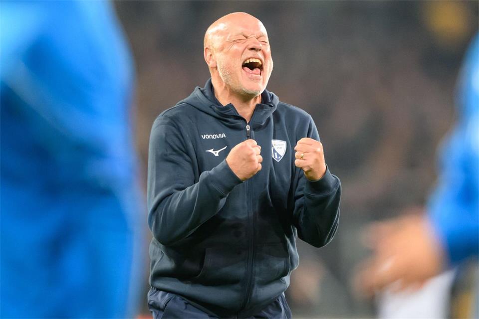 VfL-Trainer Uwe Rösler freut sich über den Erfolg in Dresden.Robert Michael/dpa