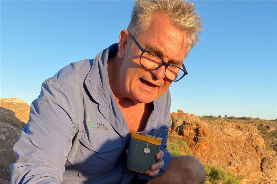 Vickers beobachtet nicht nur gern Buckelwale, er erläutert auf seinen Touren auch die Pflanzenwelt. Stefan Weißenborn/dpa-tmn