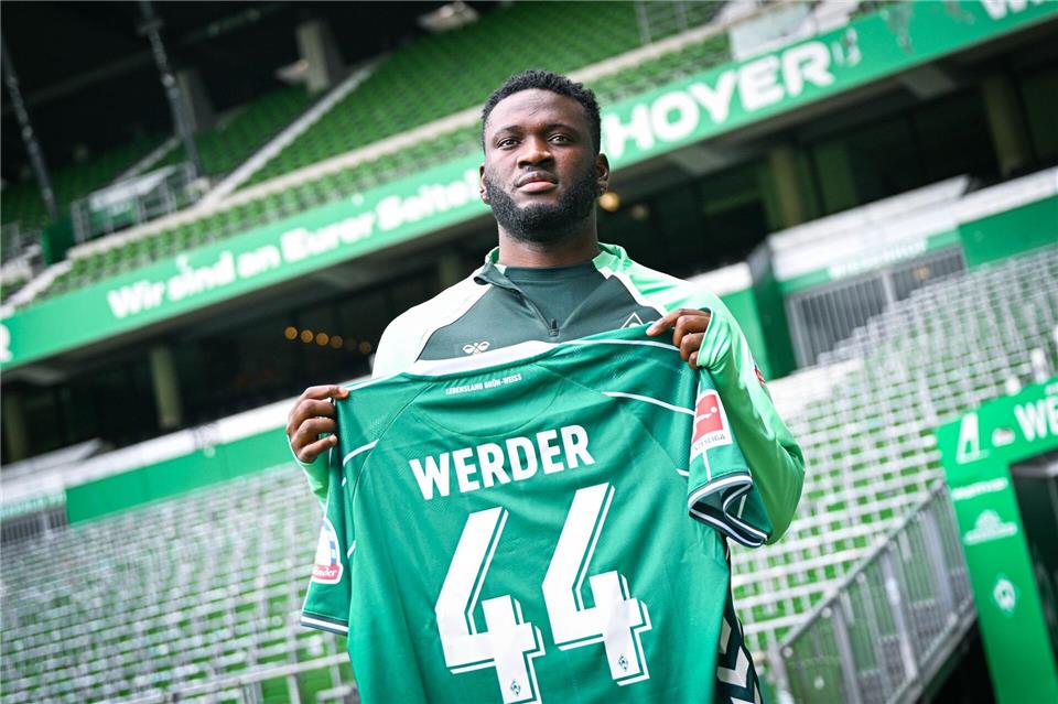 Victor Boniface mit seinem Werder-Trikot mit der Nummer 44.Sina Schuldt/dpa
