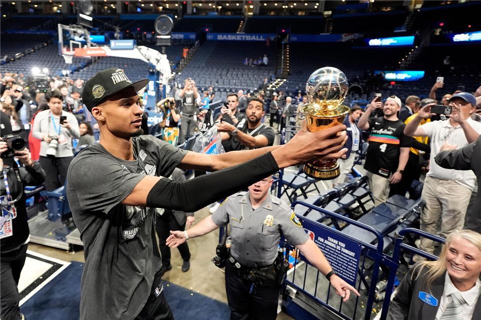 Victor Wembanyama greift mit den Spurs nach dem NBA-Titel.Tony Gutierrez/AP/dpa