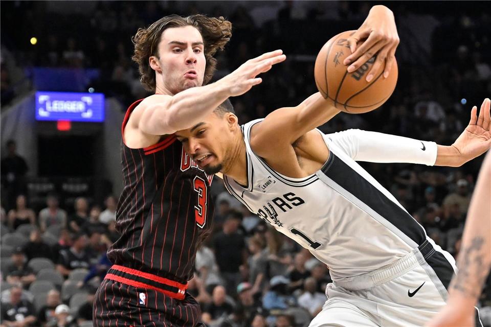 Victor Wembanyama (rechts) kam auf zehn Punkte und zehn Rebounds - in weniger als neun Minuten.Darren Abate/AP/dpa
