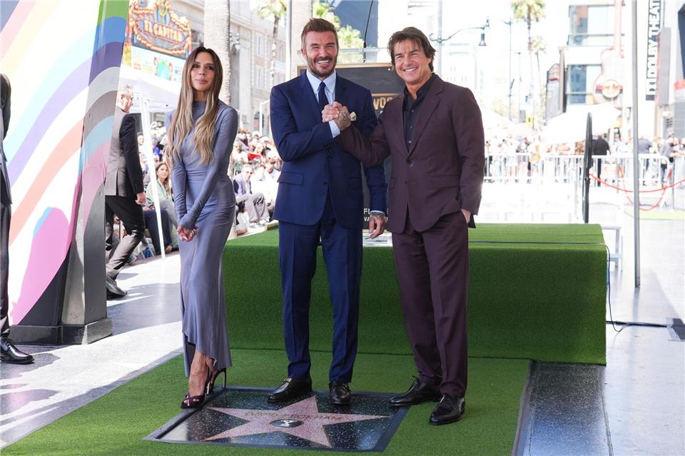 Victoria Beckham, David Beckham und Tom Cruise posierten auf dem Hollywood Walk of Fame vor David Beckhams neuem Stern.Chris Pizzello/Invision/AP/dpa